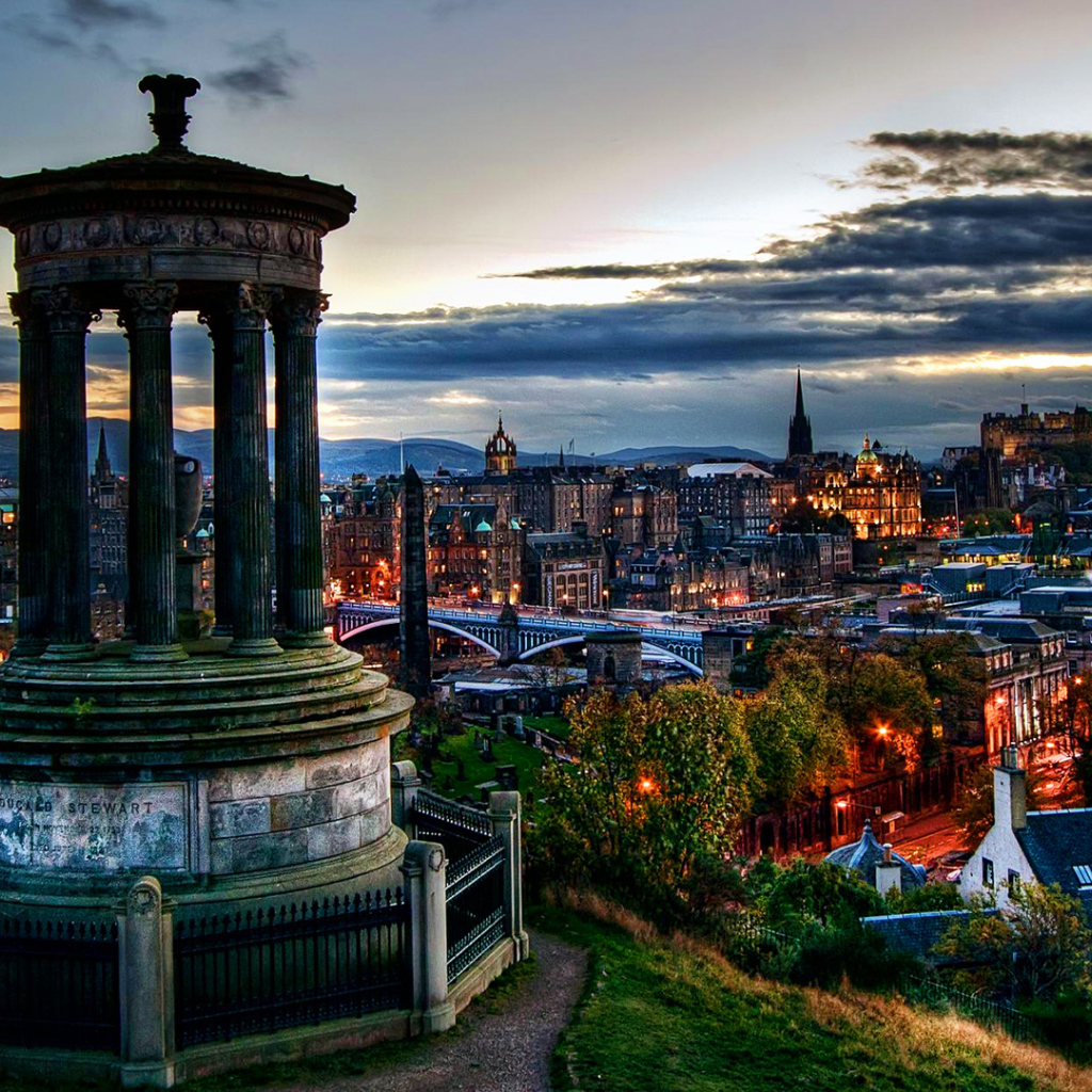 Панорама вечернего города Эдинбург, Шотландия 