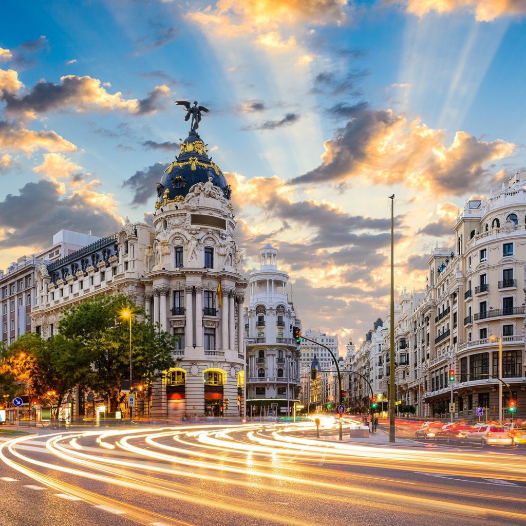 Старинная архитектура на улице Гран-Виа, Мадрид. Испания 