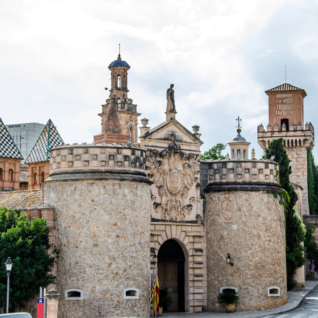 Старинный замок Бельвер город Пальма на острове Мальорка, Испания