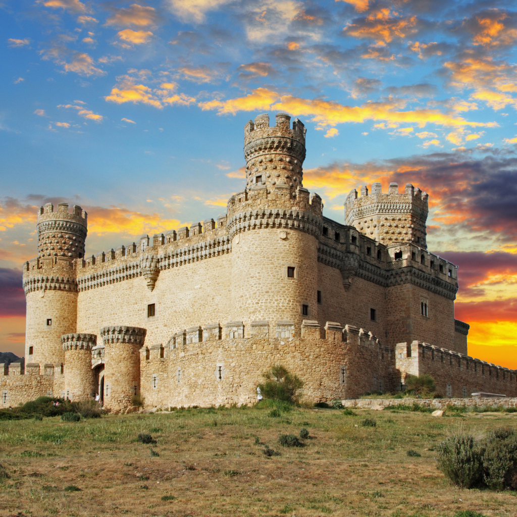 Замок Мансанарес-эль-Реал на закате, Испания 