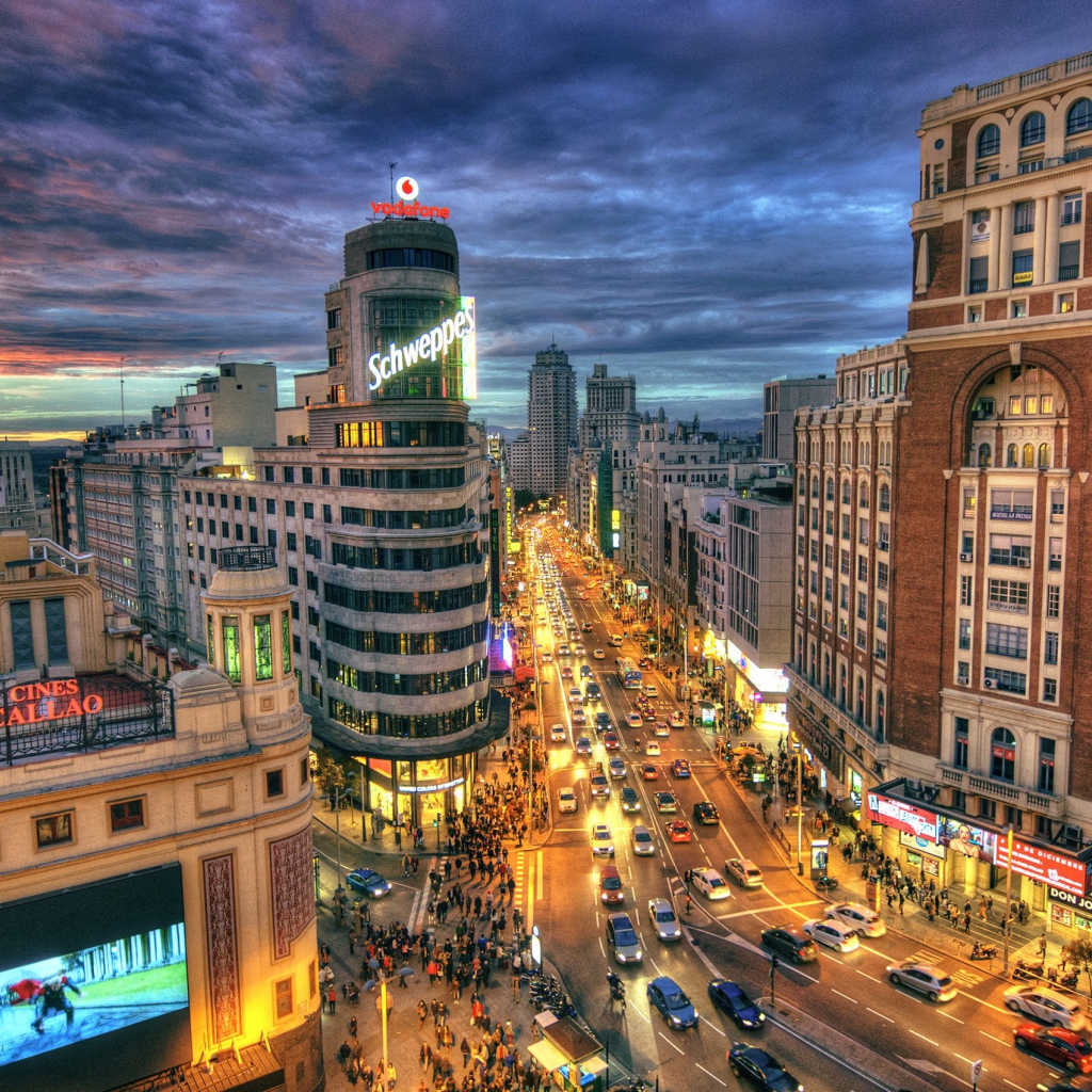 Улицы Мадрида под пасмурным небом, Испания 