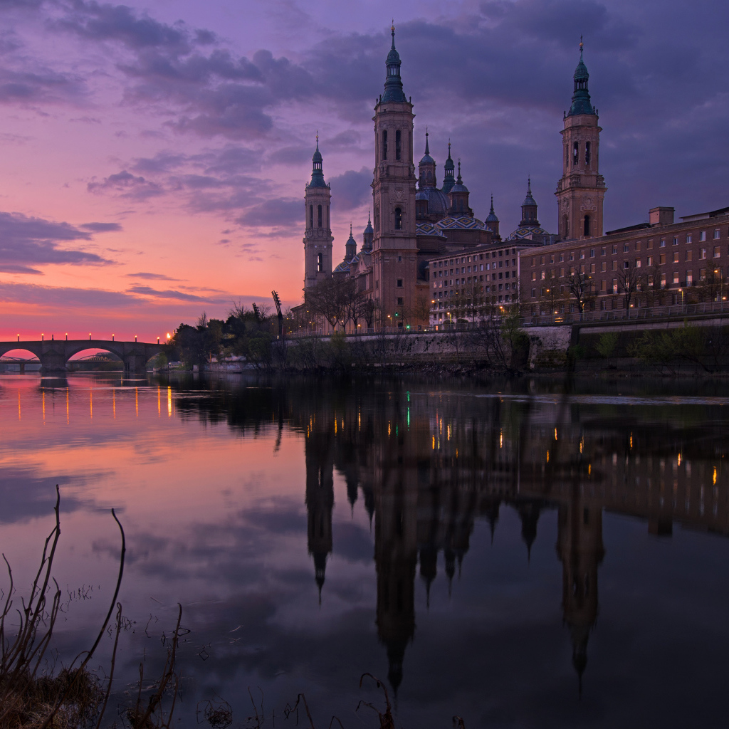 Храм Нуэстра-Сеньора-дель-Пилар отражается в воде, Испания