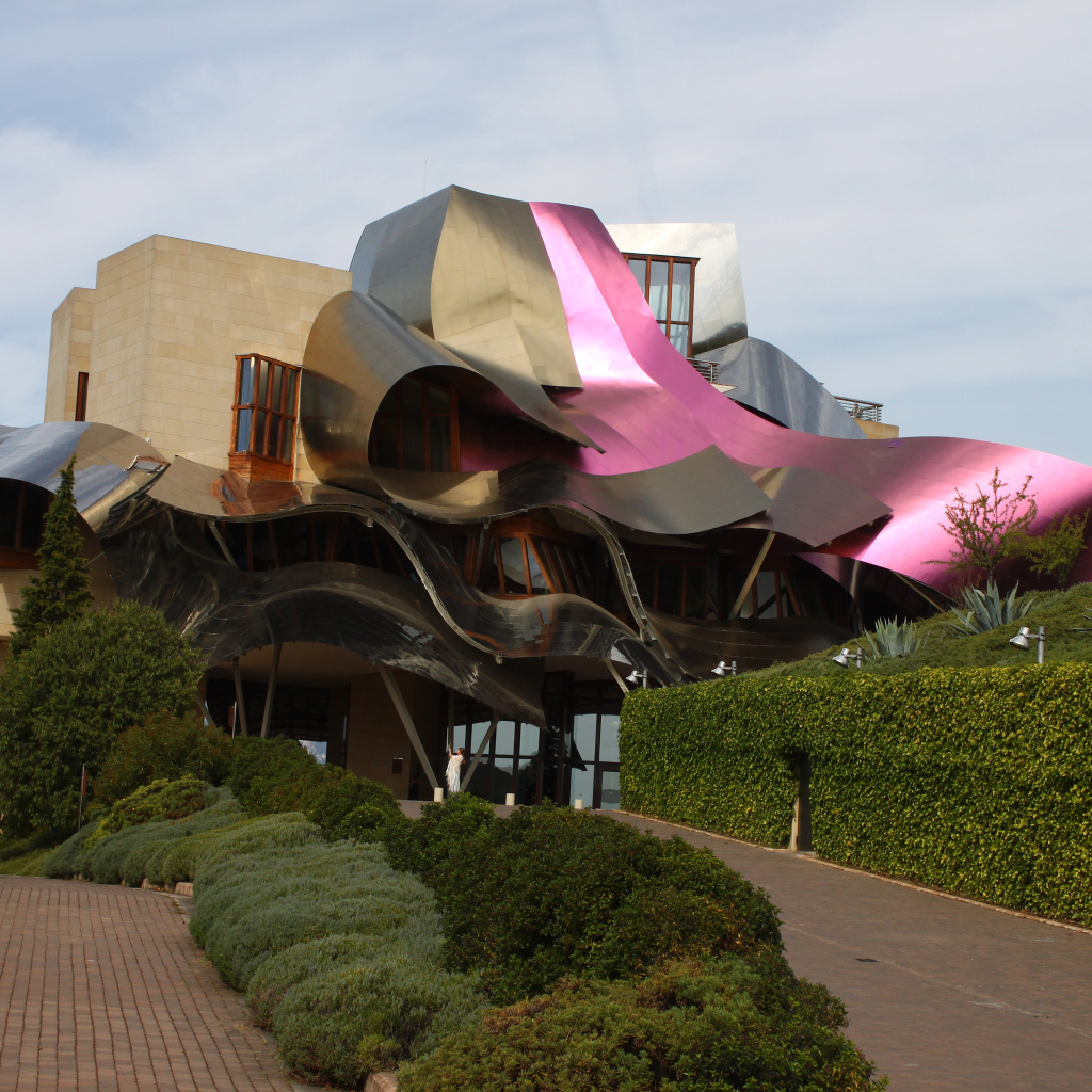 Необычное красивое здание отеля «Маркес де Рискаль», Испания