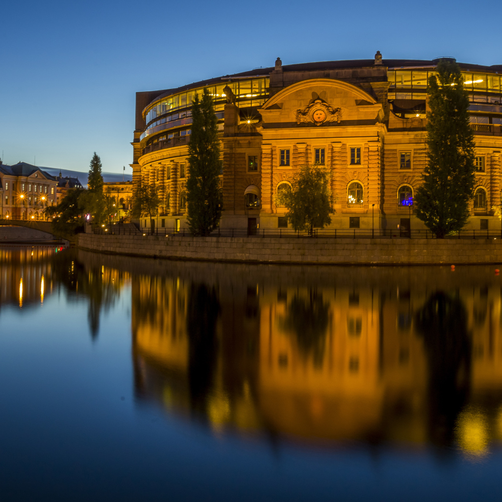 Красивое здание в вечерних огнях  отражается в воде, Стокгольм. Швеция