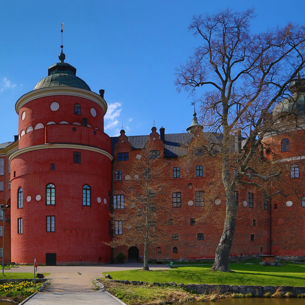 Замок Грипсхольм под голубым небом, Швеция