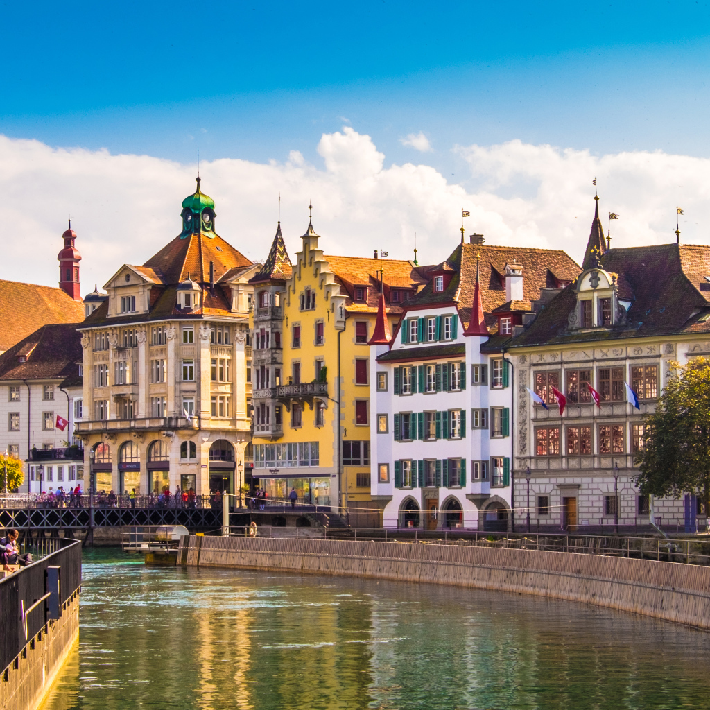 Красивые разноцветные дома у канала в городе Люцерн, Швейцария 