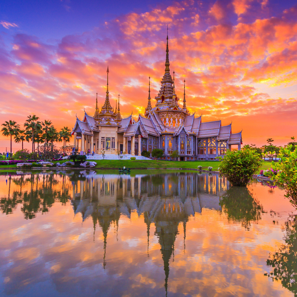 Красивый храм под живописным небом на закате,  Таиланд