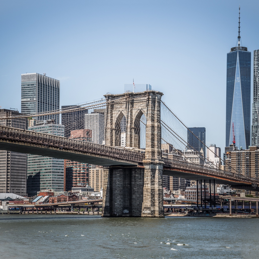 Бруклинский мост с видом на город Манхэттен. США