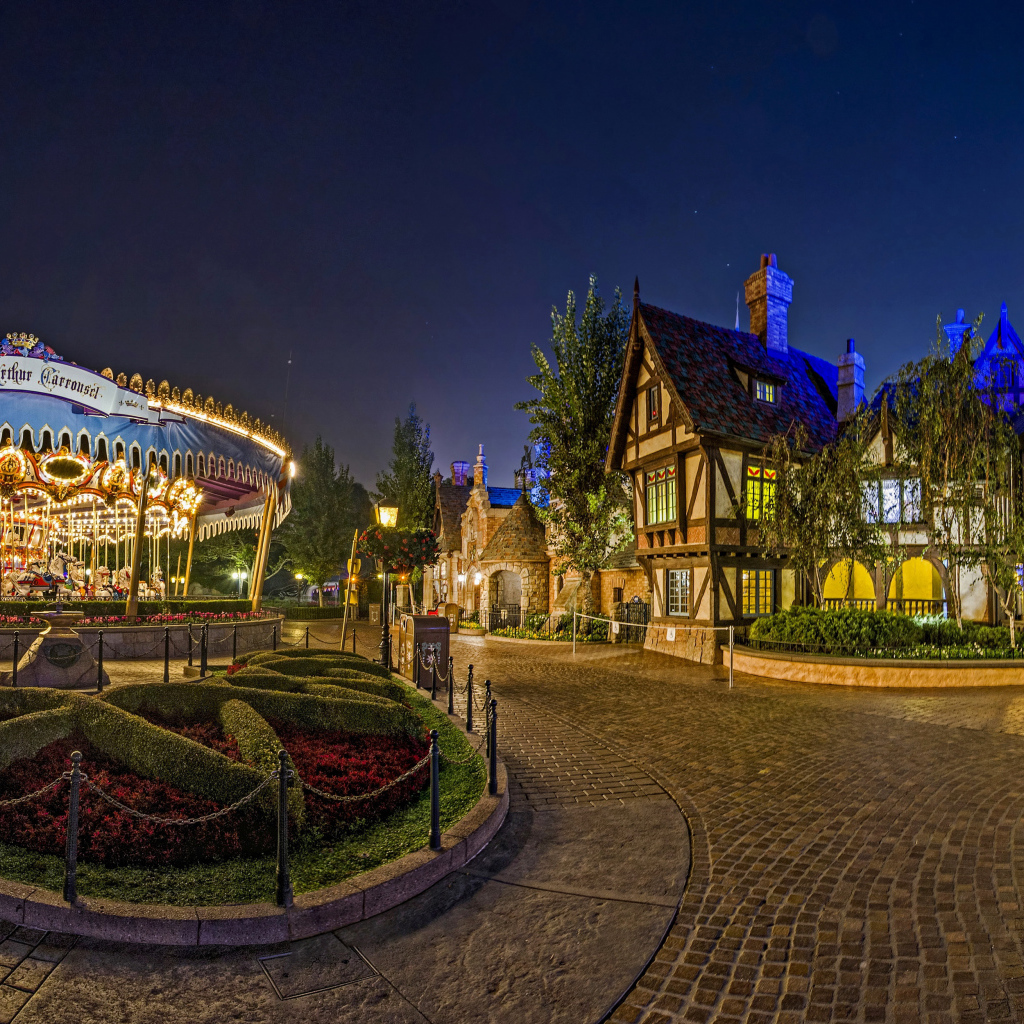 Карусели в гирляндах в парке Диснейленд, Калифорния. США