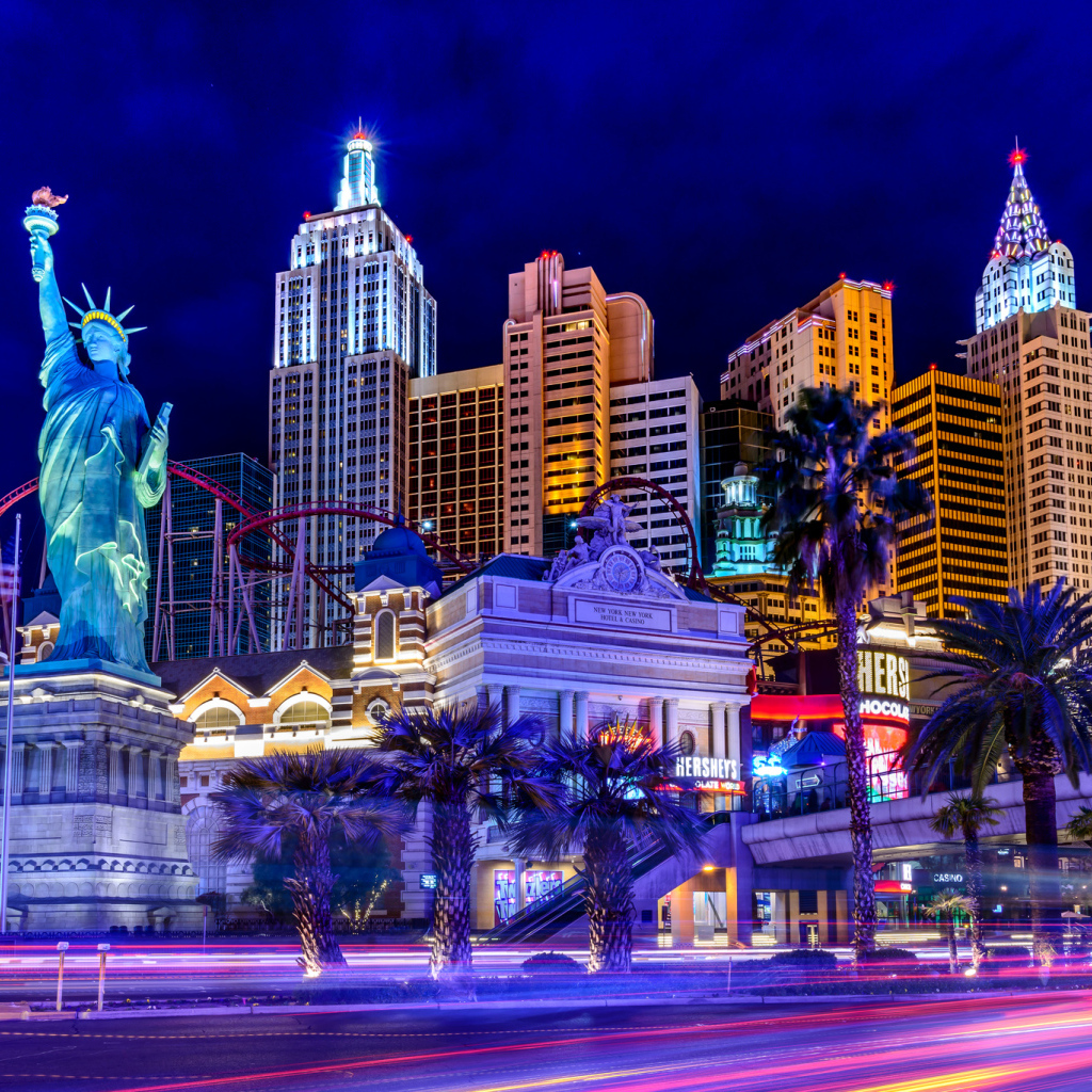 Дома и в статуя свободы в ночном Лас-Вегасе, США