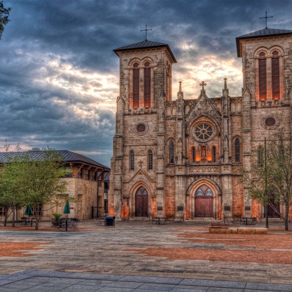 Собор Сан-Фернандо под красивым небом, город Сан - Антонио,  Техас. США