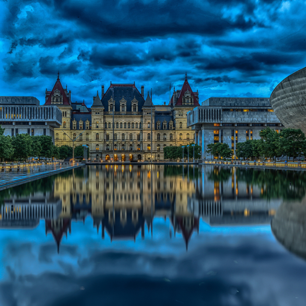 Капитолий штата Нью-Йорк отражается в пруду, Олбани. США 