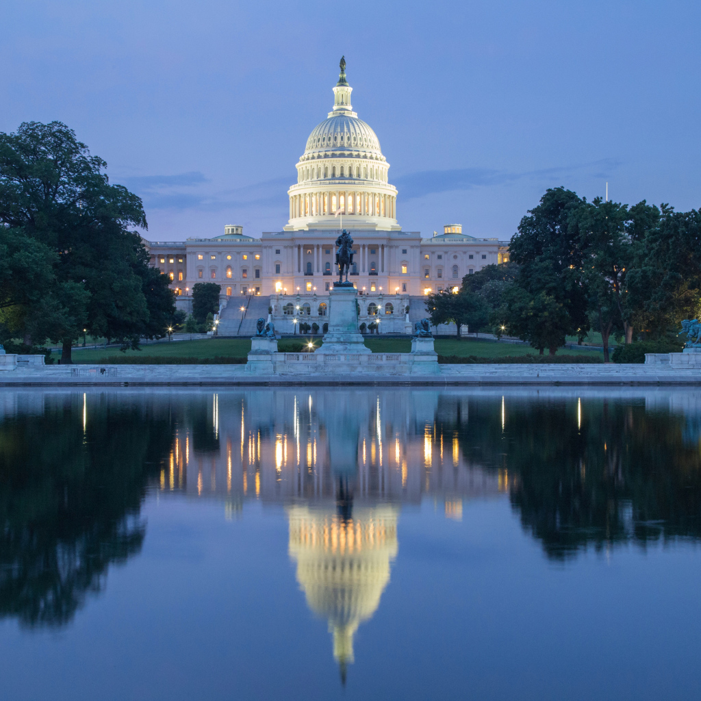 Белый дом отражается в пруду, Вашингтон. США 