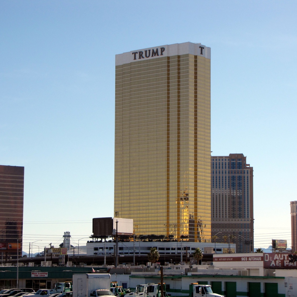 Высокое красивое здание  отеля ТРАМП, Лас Вегас. США