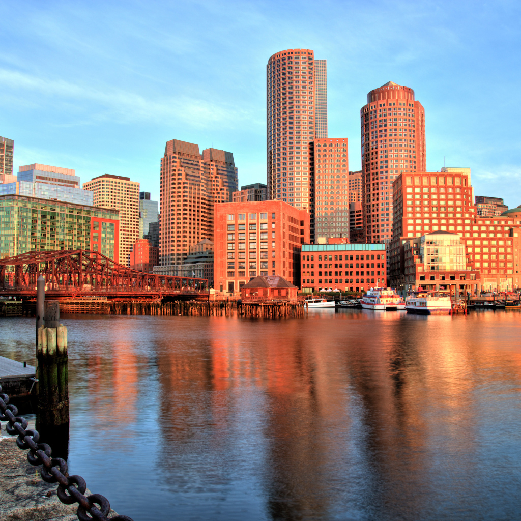 Вид на небоскребы у побережья города Бостон, США