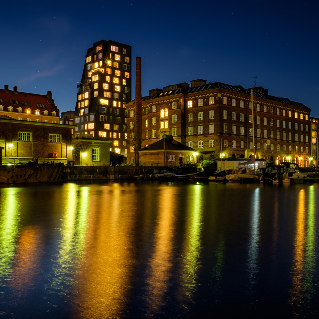 Вечерние огни домов города Копенгаген у причала, Дания