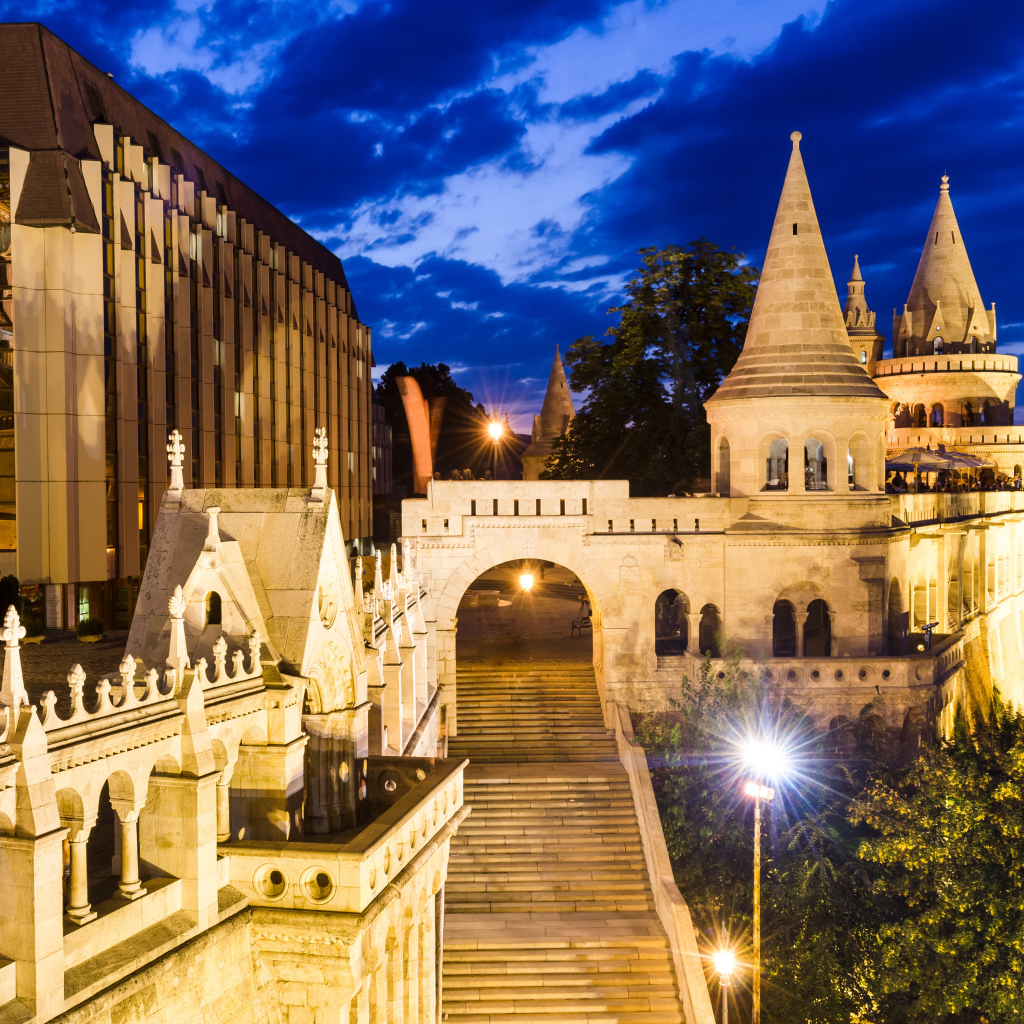 Высокая лестница в старинном замке в свете ночных фонарей, Будапешт