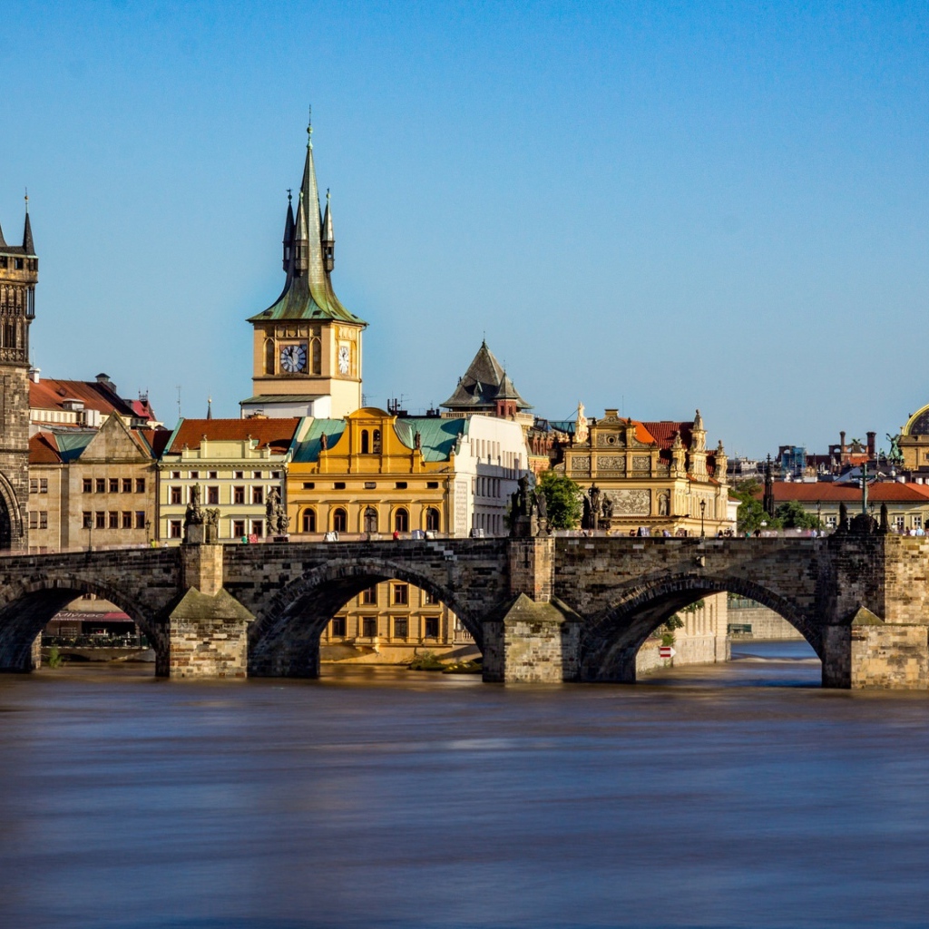 Средневековый арочный Карлов мост,Прага, Чехия 