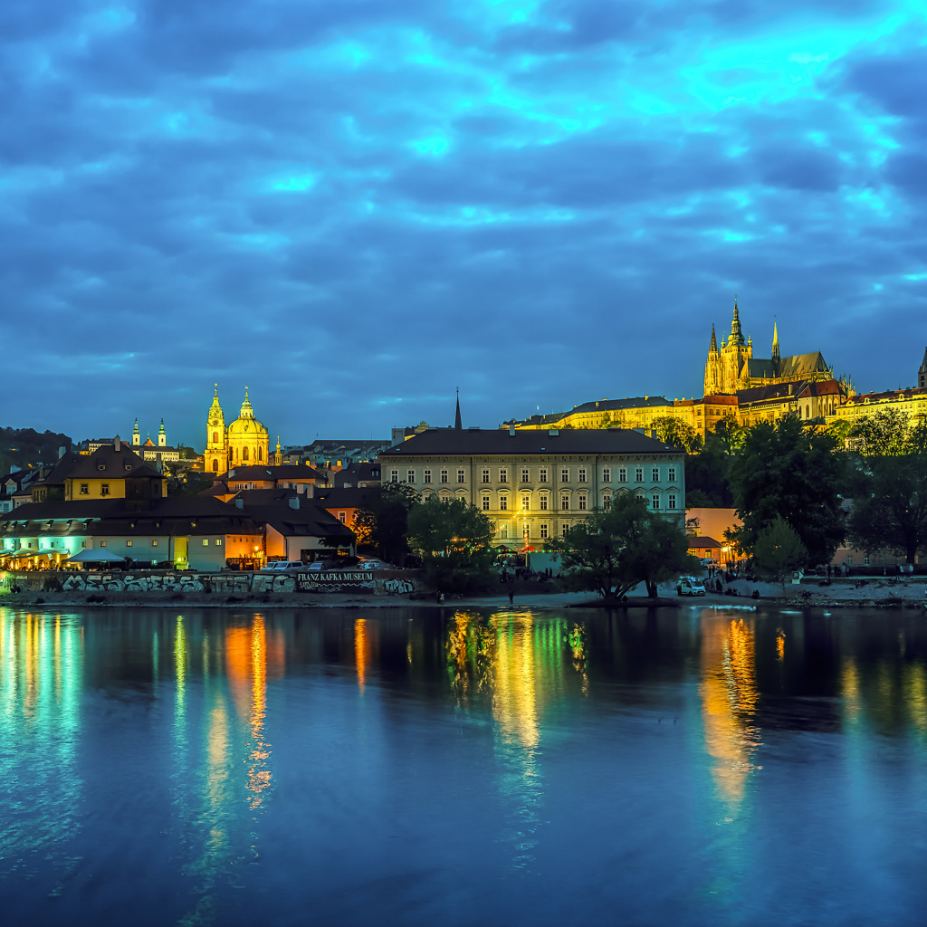 Ночной город у реки на фоне неба, Прага. Чехия 
