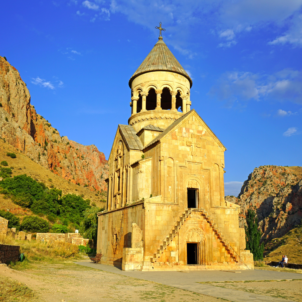 Церковь Нораванк в горах под голубым небом,  Армения
