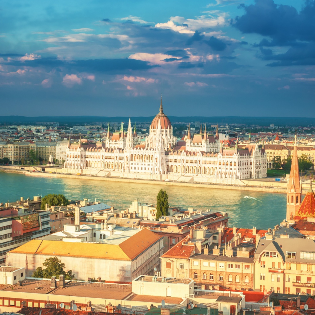 Панорама здания венгерского парламента под красивым небом, Будапешт. Венгрия