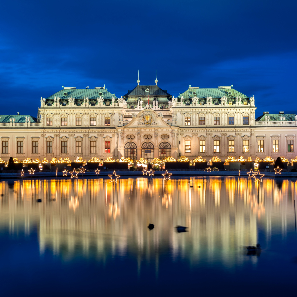Дворцовый комплекс Бельведер ночью отражается в пруду, Вена. Австрия