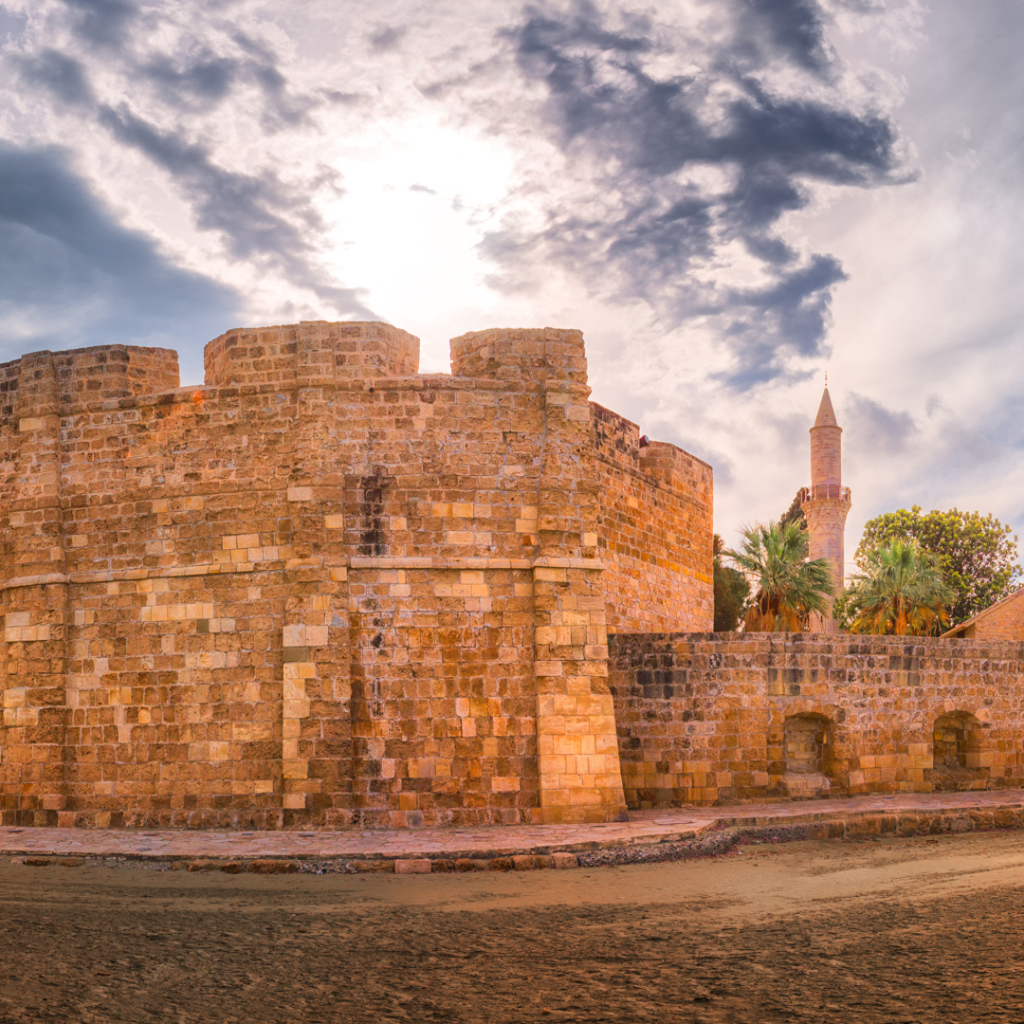 Вид на старинный Ларнакский замок под красивым небом, республика Кипр