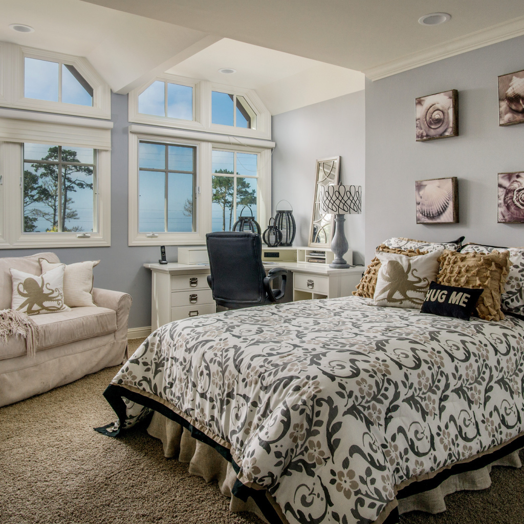 Уютная спальная комната с интерьером на морскую тематику