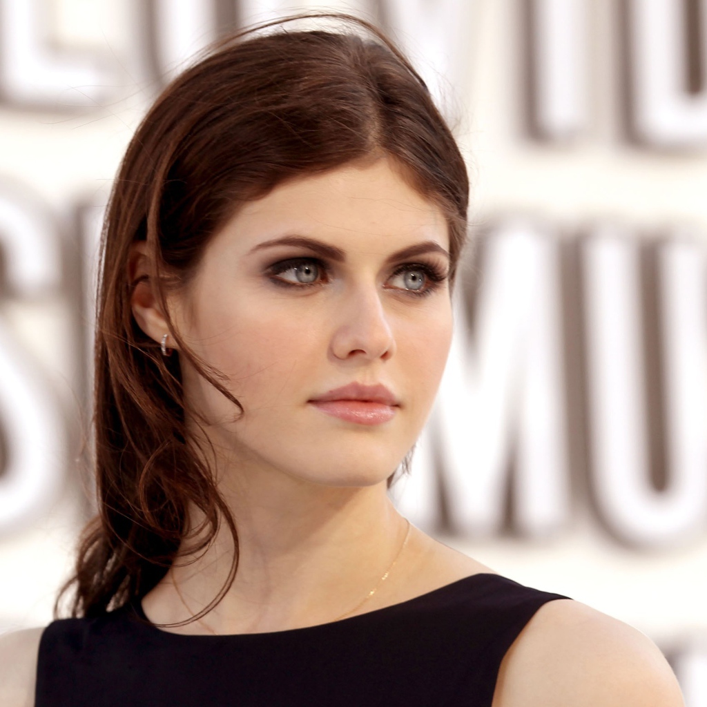 Актриса Александра Даддарио с красивыми голубыми глазами