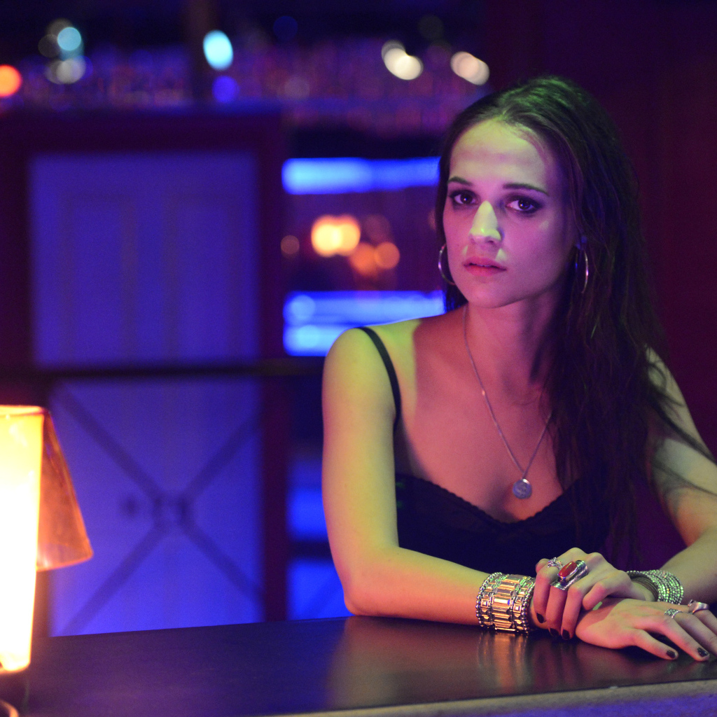 Актриса Алисия Викандер с красивыми украшениями на руках