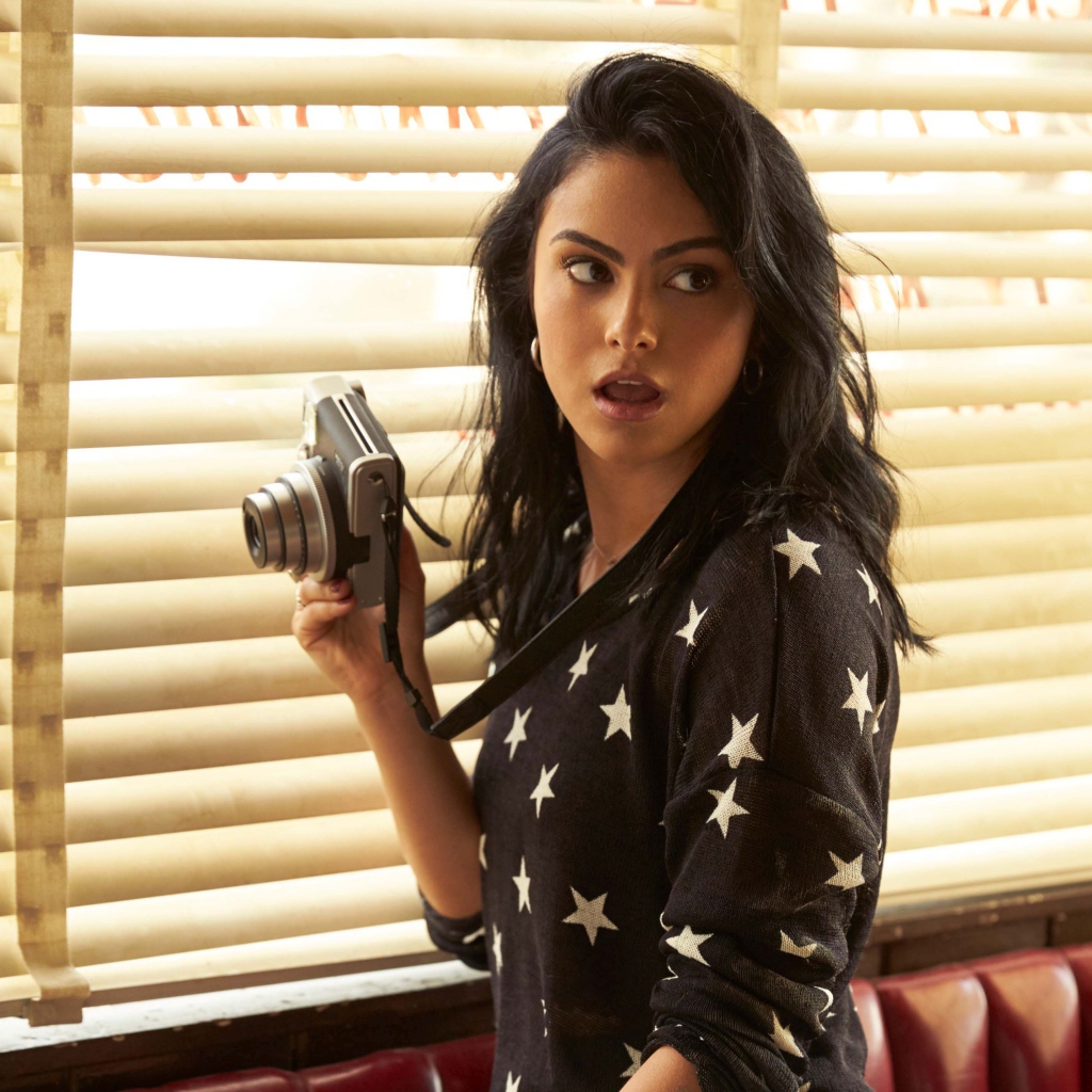 Актриса Камила Мендес с фотоаппаратом в руках