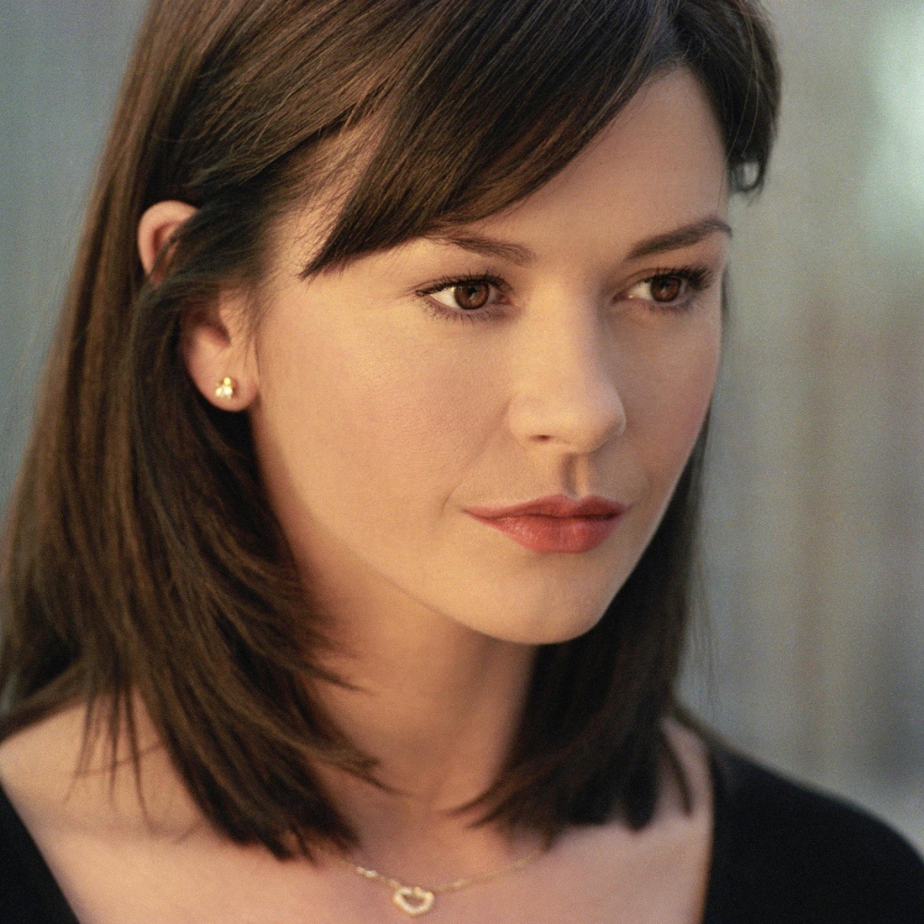 Актриса Кэтрин Зета-Джонс в черном платье 