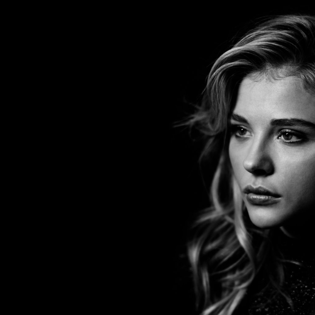 Актриса Хлоя Грейс Морец черно белое фото