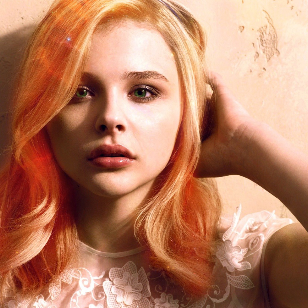 Актриса Хлоя Грейс Морец с зелеными глазами 