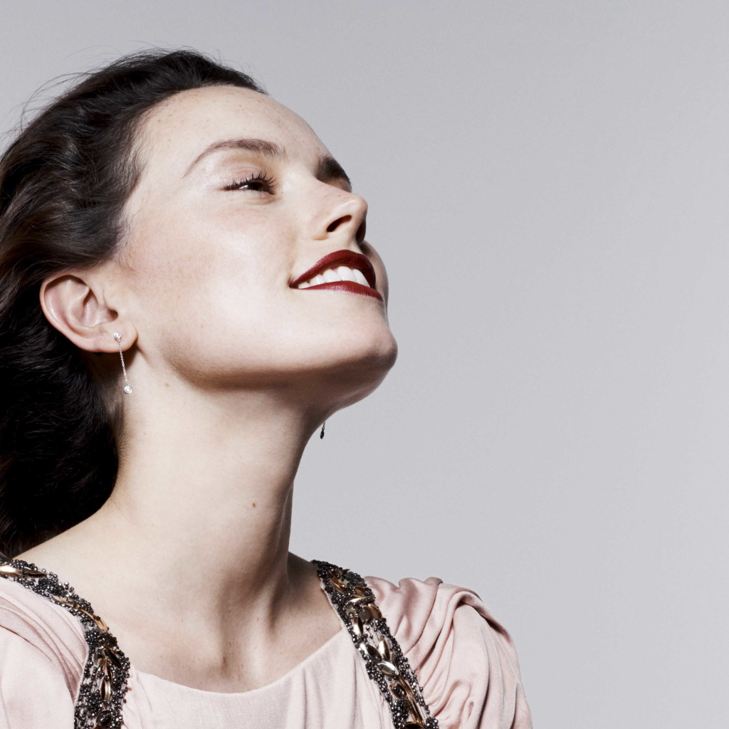 Актриса Дэйзи Ридли с накрашенными красной помадой губами