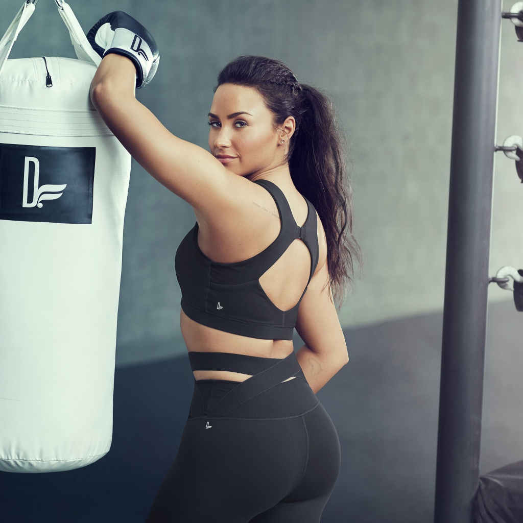 Актриса Деми Ловато в спортзале