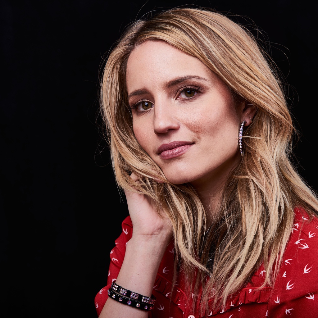 Актриса Дианна Агрон фото на черном фоне 