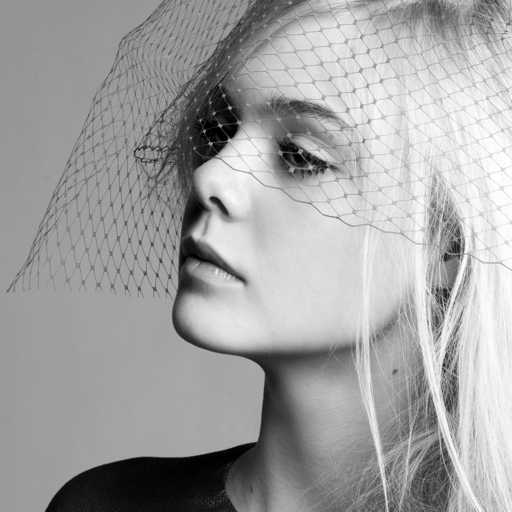 Актриса Эль Фэннинг с вуалью на лице черно-белое фото