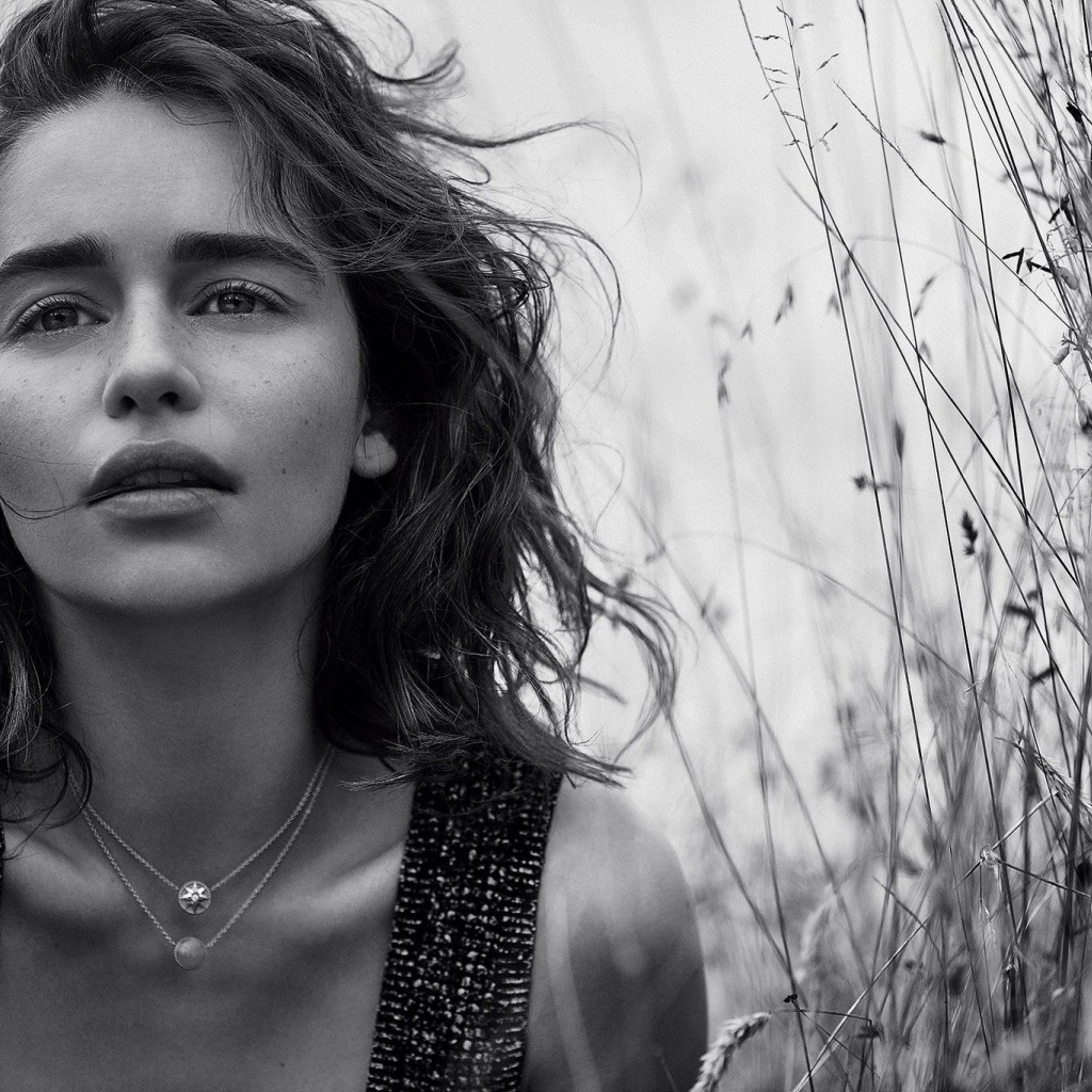 Актриса Эмилия Кларк, черно белое фото 