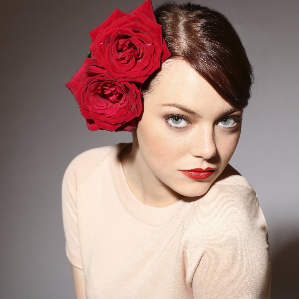 Актриса Эмма Стоун с красными розами в волосах 