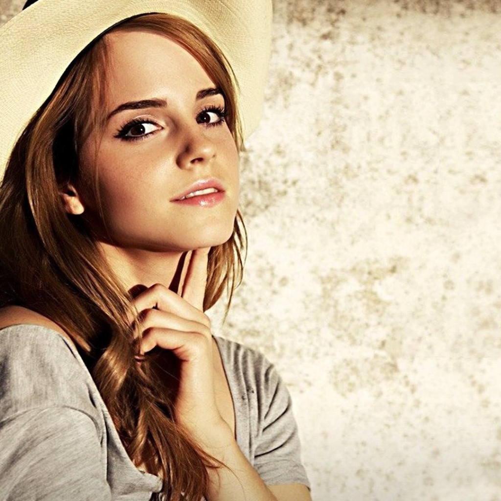 Актриса Эмма Уотсон в шляпе 