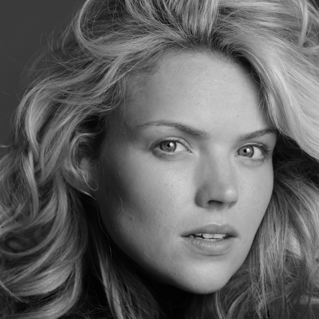 Актриса Эрин Ричардс черно - белое фото