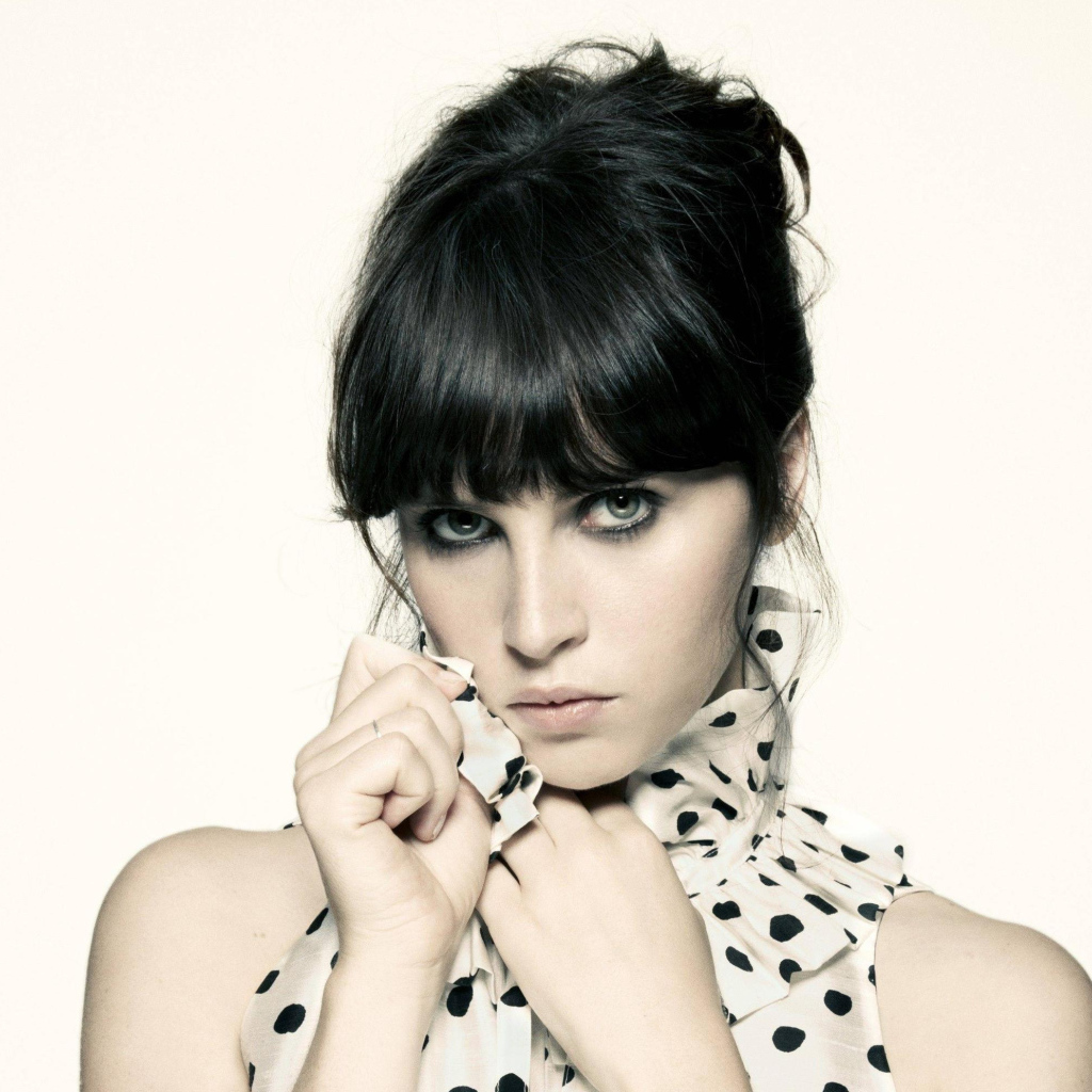 Актриса Фелисити Джонс в платье в горошки