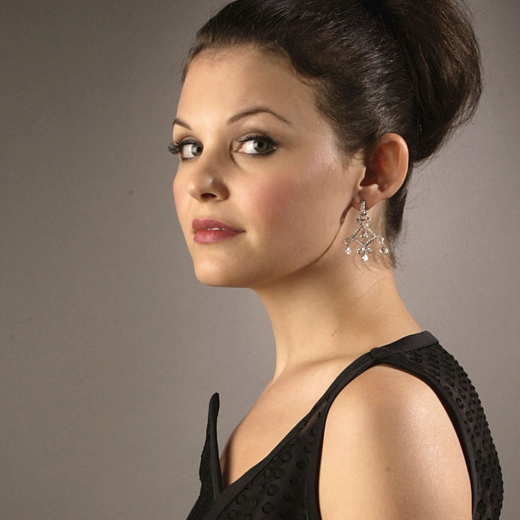 Актриса Джиннифер Гудвин с красивой прической 