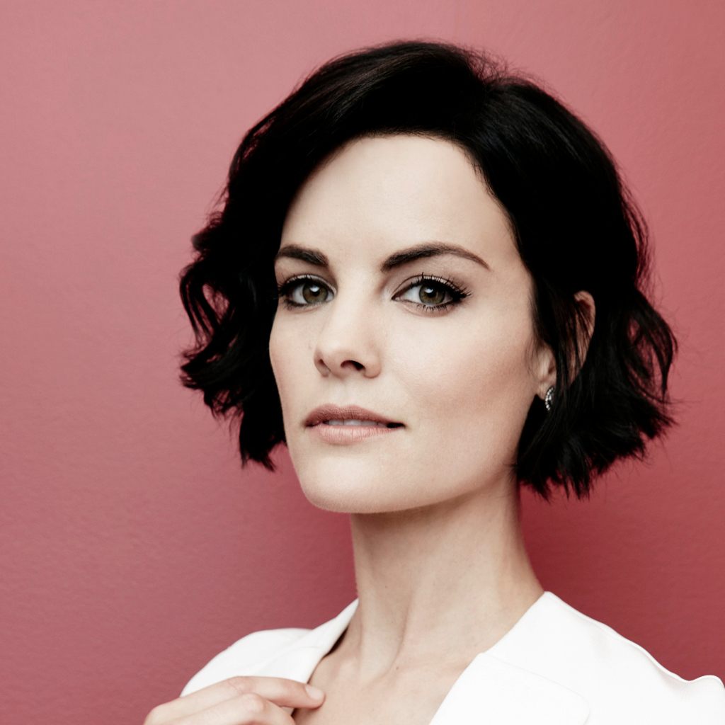 Актриса Джейми Александр,  фото на розовом фоне 