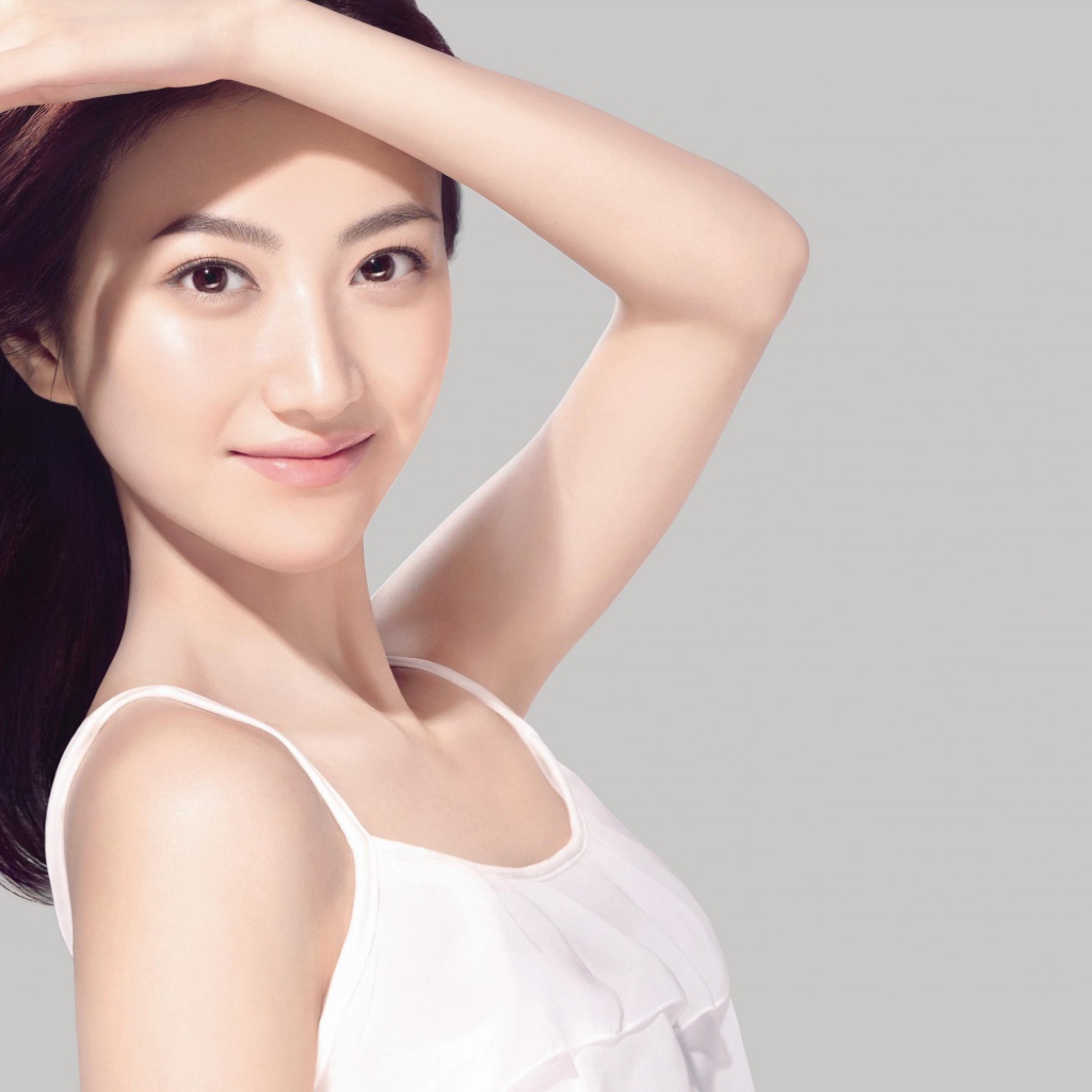 Актриса Цзин Тянь в белом платье фото на сером фоне