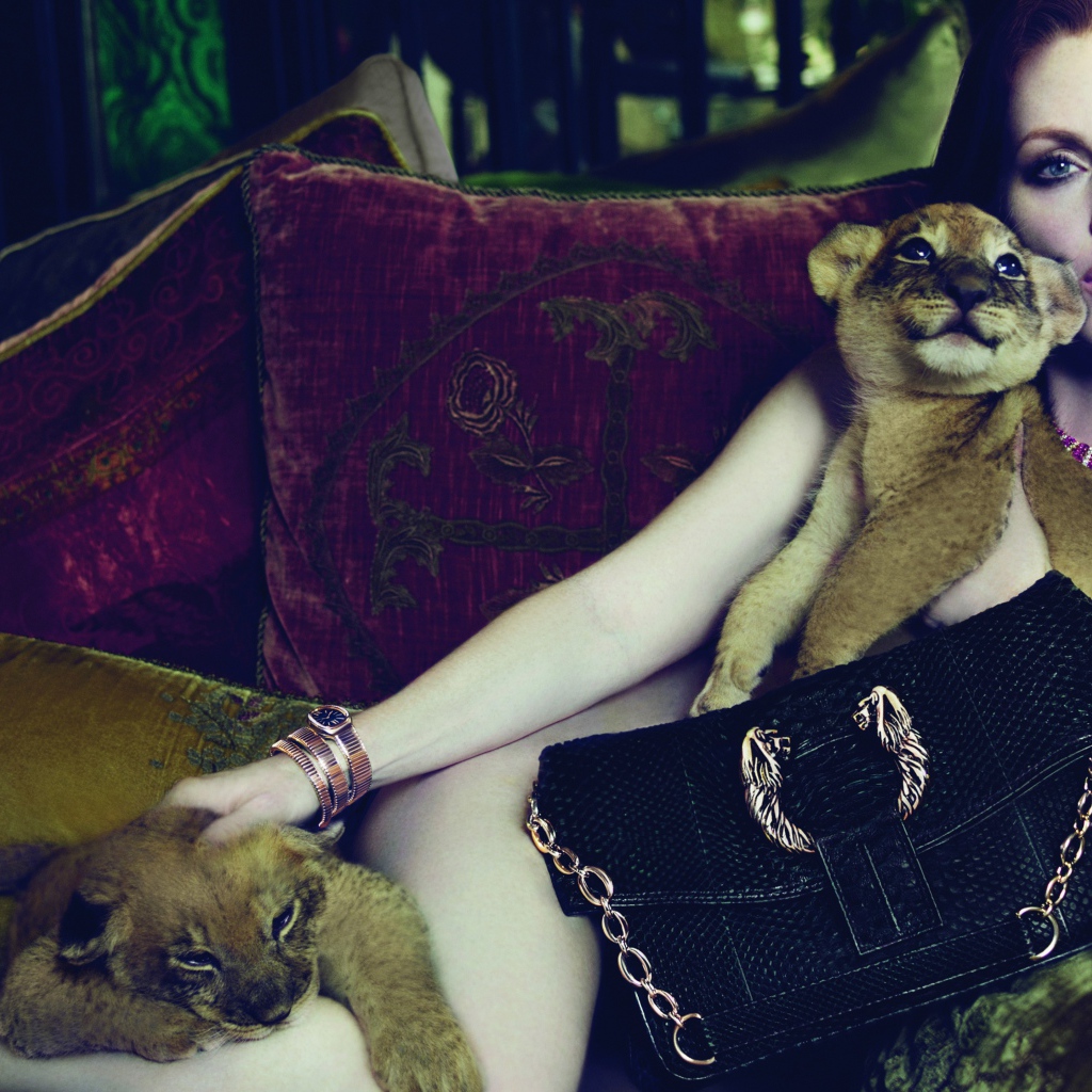 Актриса Джулианна Мур лежит на диване с маленькими львятами