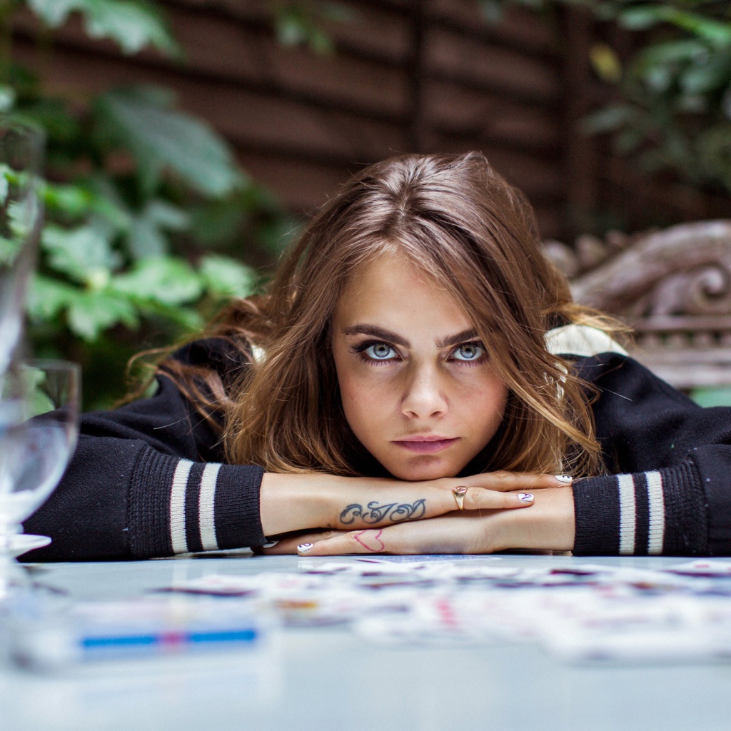 Актриса Кара Делевинь с татуировкой на руке 