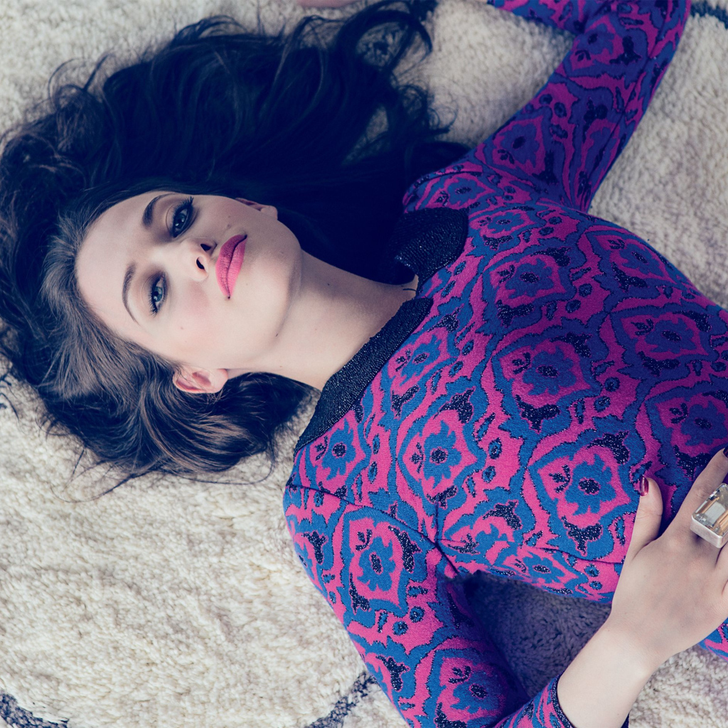 Актриса Кэт Деннингс лежит на ковре в красивом платье