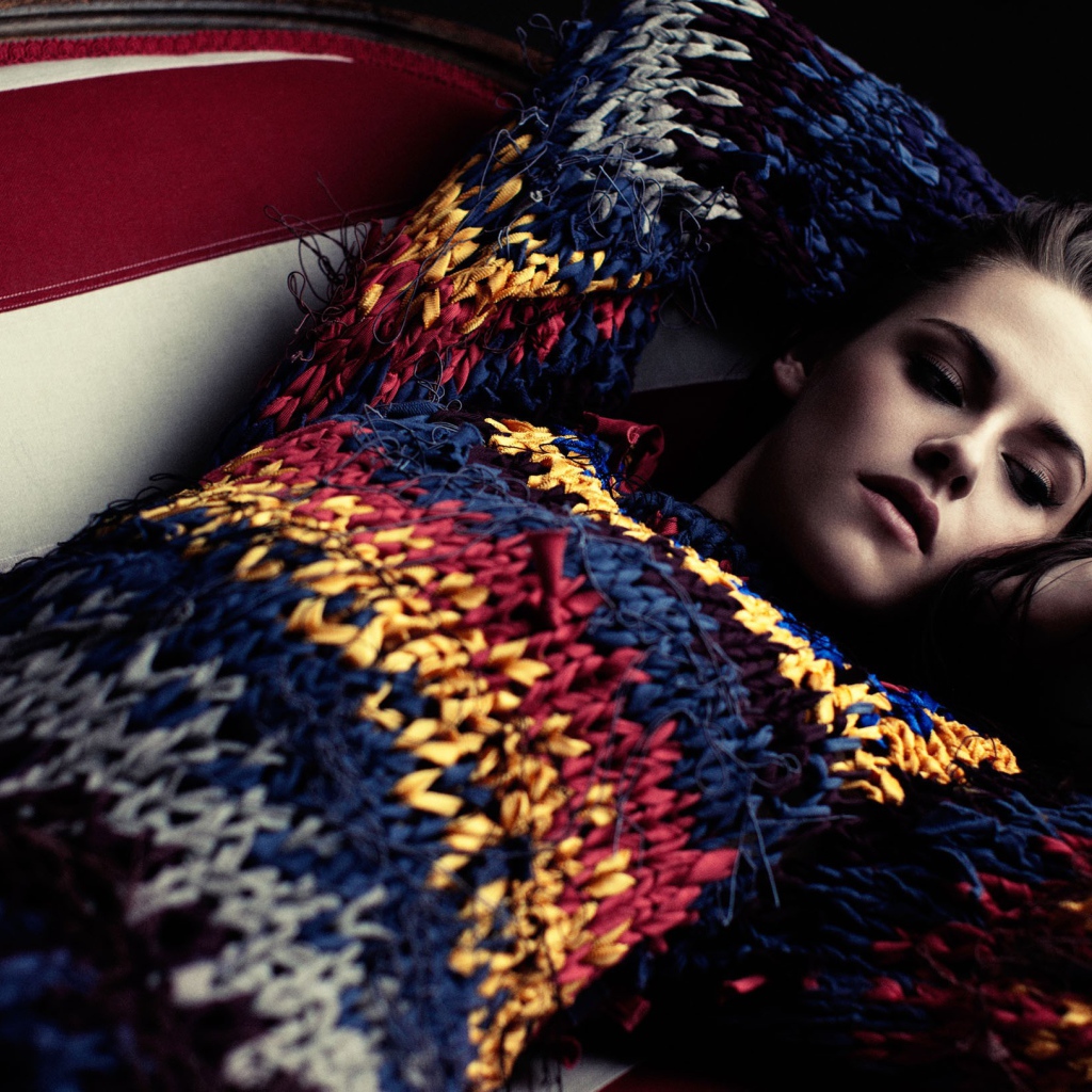 Актриса Кристен Стюарт в цветном свитере 